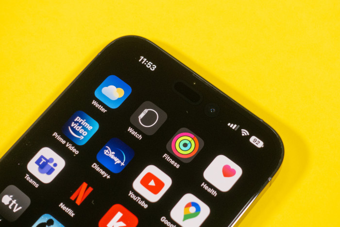 Die Frontkamera und die Face-ID-Sensoren sind nicht mehr in einer Notch, sondern in Löchern im Display untergebracht. (Bild: Tobias Költzsch/Golem.de)