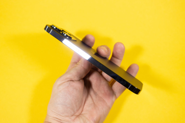 Das iPhone 14 Pro Max ist aus Edelstahl gefertigt. (Bild: Tobias Költzsch/Golem.de)