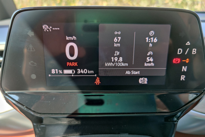 Das kleine Fahrerdisplay mit 5,3 Zoll bietet nur wenige Informationen. (Foto: Friedhelm Greis/Golem.de)