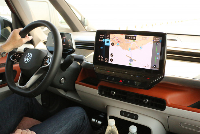 Nur gegen Aufpreis ist das zentrale Display mit 12 Zoll Bilddiagonale und Navigationssystem Discover Pro erhältlich. (Foto: Friedhelm Greis/Golem.de) 