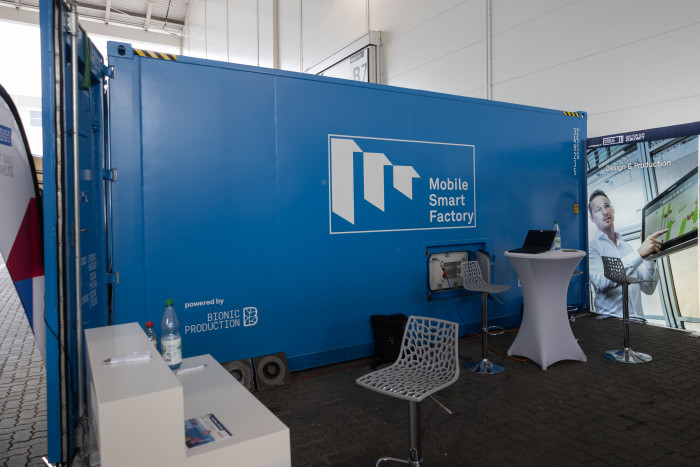 Die Mobile Smart Factory ist in einem Container untergebracht. Für die vollständige Fabrik gehört ein zweiter dazu. (Bild: Werner Pluta/Golem.de)