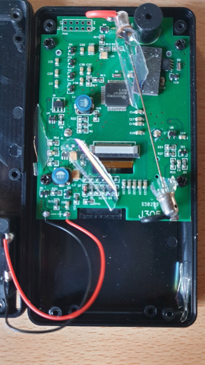 Hier das Innenleben des NR-850 mit dem zerbrochenen Zählrohr aus Glas, das einfach auf der Unterseite mit der Platine verbunden ist und weitgehend frei im Gerät hängt. (Bild: Mathias Küfner)