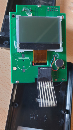 Die weiteren Komponenten des NR-850, mit dem Display auf der Vorderseite der Platine und dem Flachkabel zur Tastatur, die im Gehäuse integriert ist. (Bild: Mathias Küfner)