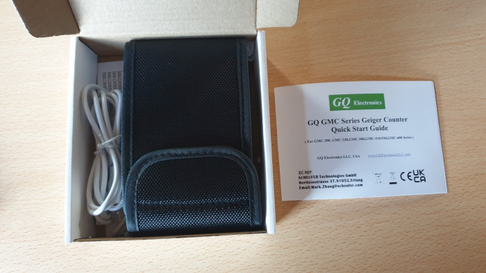 Das GQ-GMC500+ kommt zwar auch nur in einer einfachen Pappschachtel, jedoch findet sich darin ein USB-Kabel und das Gerät ist in der mitgelieferten Tasche verpackt. Es macht insgesamt einen besseren Eindruck als das NR-850. (Bild: Mathias Küfner)