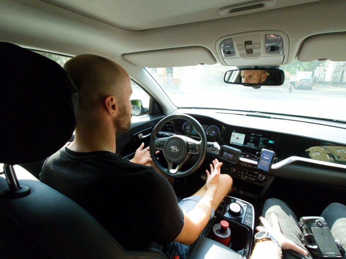 Telefahren mit Vay: Sicherheitsfahrer Chris greift nur im Notfall ein. (Bild: Martin Wolf/Golem.de)