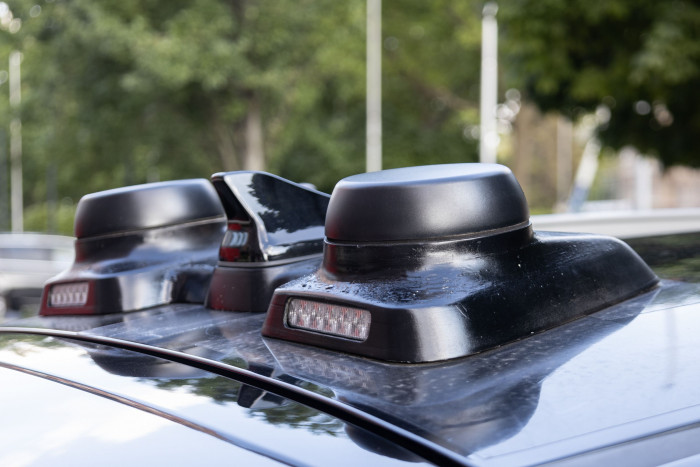 ... und nach hinten. Links und rechts der Kamera sind die Antennen f&uuml;r die Kommunikation mit dem Telefahrcenter. (Bild: Werner Pluta/Golem.de)