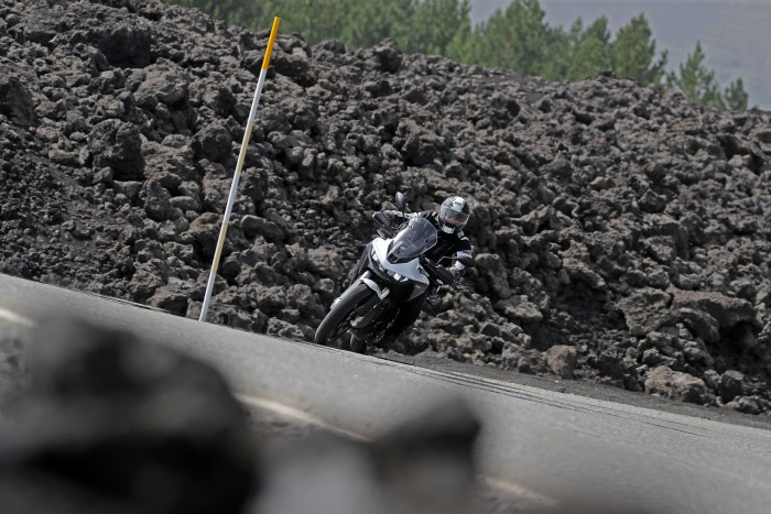 Die Kurvenlage des 247 kg schweren Motorrads ist gut. (Bild: Peter Ilg)