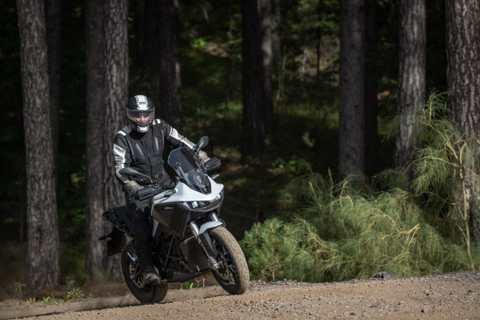 Ebenfalls erhältlich ist ein Schnelllademodul, mit dem in 30 Minuten von null auf 95 Prozent geladen werden kann. (Bild: Peter Ilg)