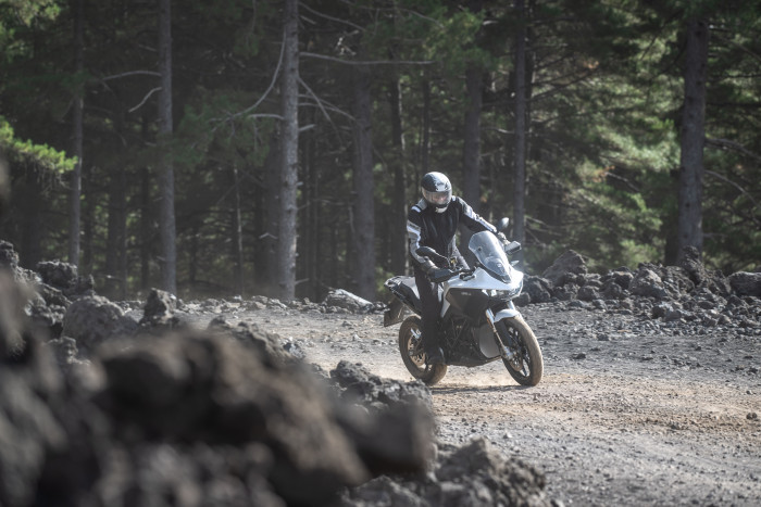 Die DSR/X ist dank der Bauform auch abseits befestigter Straßen gut zu fahren. (Bild: Peter Ilg)