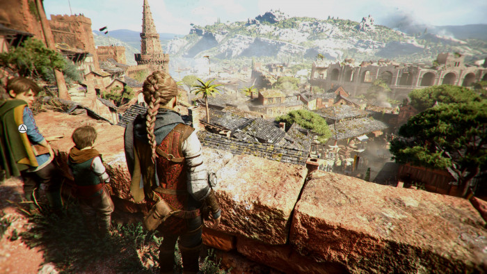 Von einer Kleinstadt aus blicken Amicia und ihre Begleiter in die Ferne. (Bild: Asobo Studio / Screenshot: Golem.de)