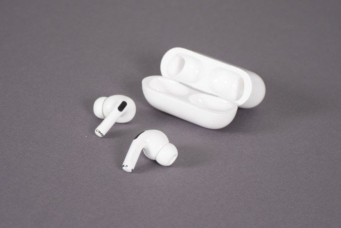 Airpods Pro 2 und das Ladeetui (Bild: Nina Völkel/Golem.de)