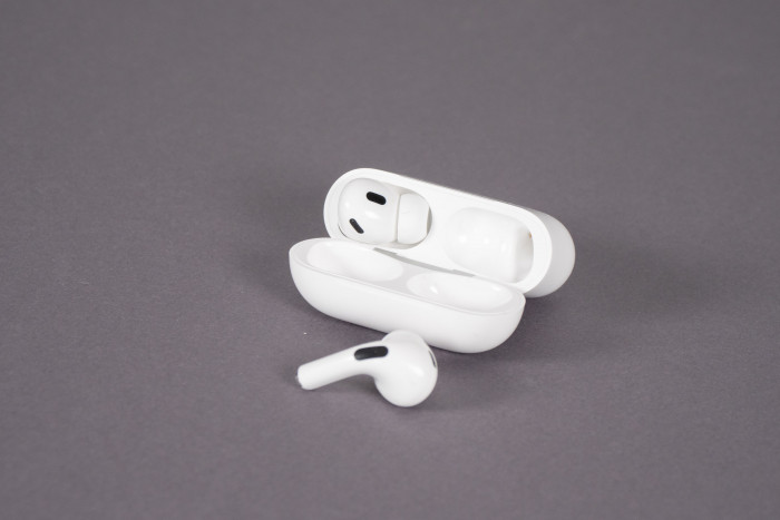 Airpods Pro 2 und das Ladeetui (Bild: Nina Völkel/Golem.de)