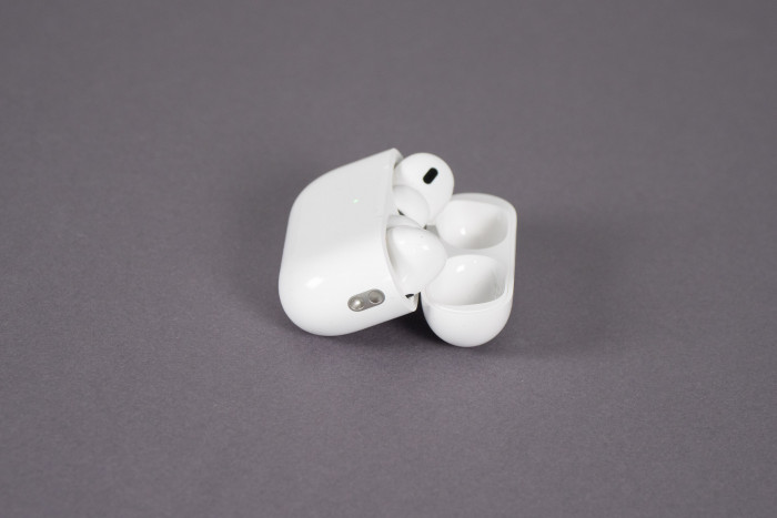 Das Ladeetui der Airpods Pro 2 hat an der Seite einen Bereich, um eine Schlaufe anbringen zu können. (Bild: Nina Völkel/Golem.de)