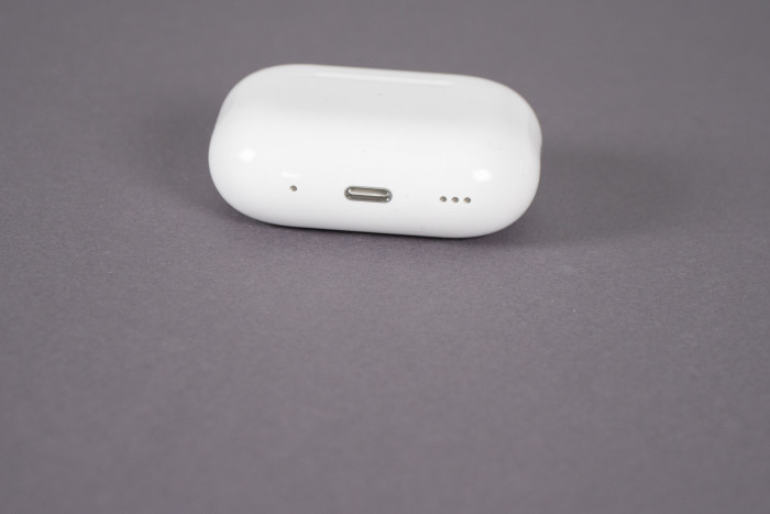 Neben dem Lightning-Anschluss hat das Ladeetui der Airpods Pro 2 einen Lautsprecher für Signaltöne. (Bild: Nina Völkel/Golem.de)