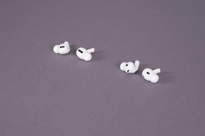 Links die alten Airpods Pro, rechts daneben die Airpods Pro 2 (Bild: Nina Völkel/Golem.de)