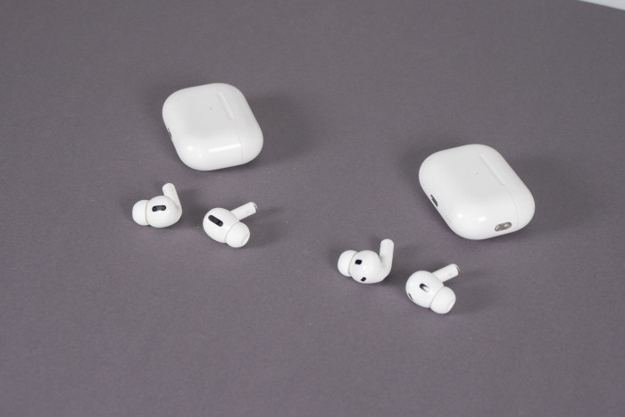 Links die alten Airpods Pro mit Ladeetui, rechts daneben die Airpods Pro 2 mit Ladeetui (Bild: Nina Völkel/Golem.de)