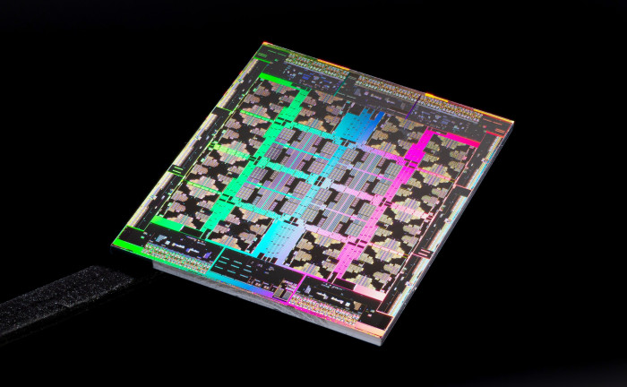 Im passenden Winkel reflektiert das Silizium in bunten Farben, die Funktionseinheiten sind nachtr&auml;glich hervorgehoben. (Bild: Fritzchens Fritz, Flickr)