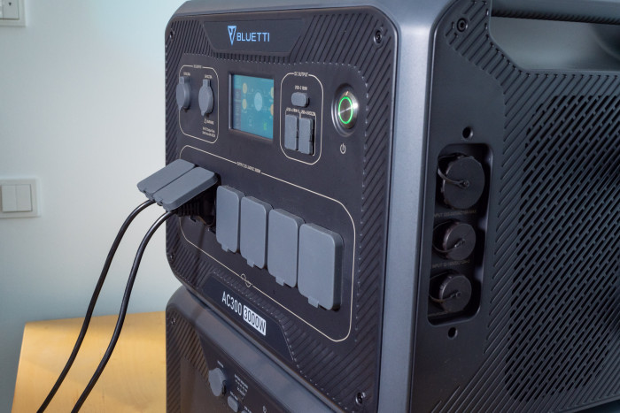 Die Bluetti AC300 mit angeschlossenen Wechselstromverbrauchern (Bild: Nina Völkel/Golem.de)