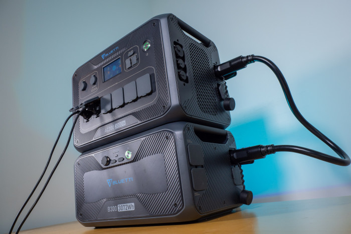 Die AC300 von Bluetti benötigt einen externen Akku - bis zu vier B300 können angeschlossen werden. (Bild: Nina Völkel/Golem.de)