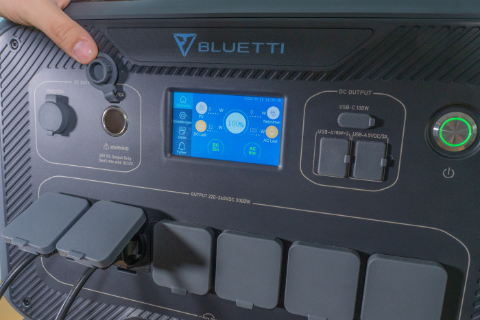 Die Anschlüsse der AC300 sind vor Spritzwasser geschützt. (Bild: Nina Völkel/Golem.de)