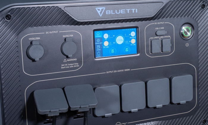 Neben den Steckdosen gibt es eine Reihe weiterer Anschlüsse, unter anderem USB-Buchsen. (Bild: Nina Völkel/Golem.de)