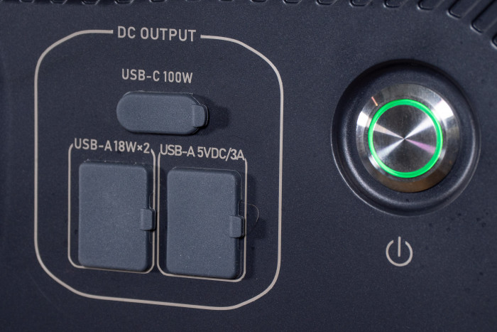 Der Einschaltknopf der AC300 schaltet auch den Akku mit ein. (Bild: Nina Völkel/Golem.de)