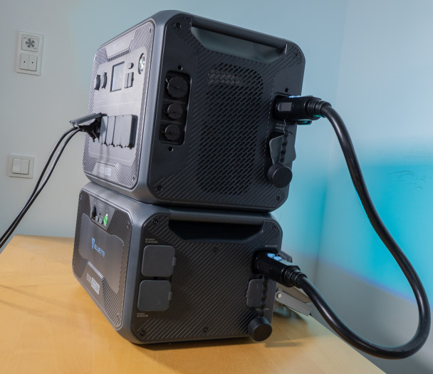 Der B300-Akku wird über ein dickes Kabel mit der AC300 verbunden. (Bild: Nina Völkel/Golem.de)