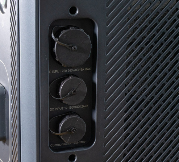 Die AC300 verfügt über zahlreiche Eingänge zum Laden. (Bild: Nina Völkel/Golem.de)