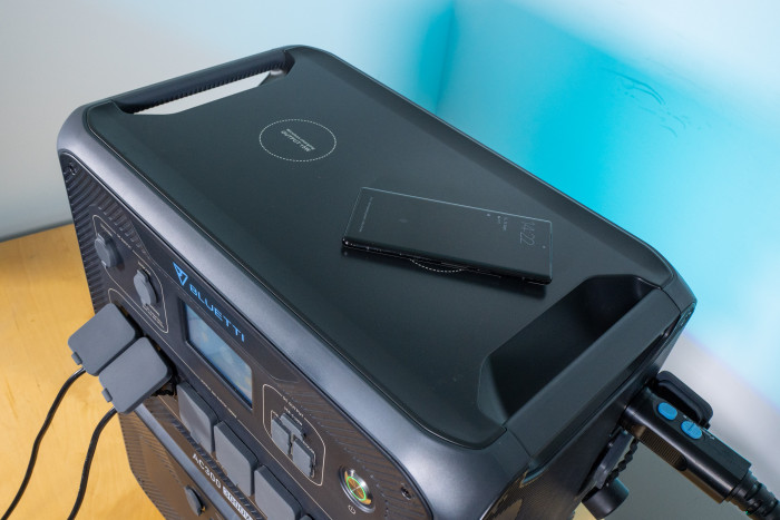 Auf der Oberseite sind zwei Ladepads zum drahtlosen Laden verbaut. (Bild: Nina Völkel/Golem.de)