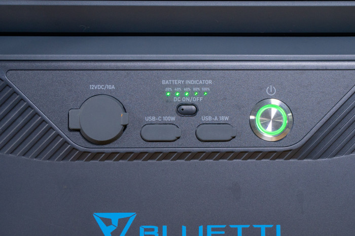 Der B300-Akku erlaubt es uns, Gleichstromgeräte über USB-Buchsen direkt zu laden. (Bild: Nina Völkel/Golem.de)