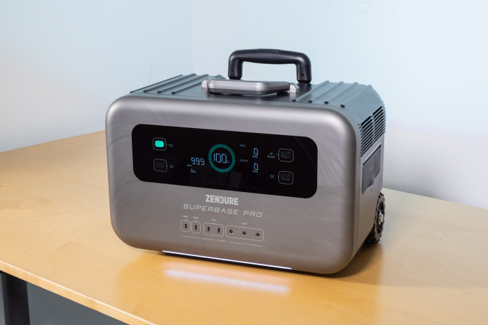 Die Superbase Pro 2000 von Zendure ist wesentlich kompakter und leichter als die AC300/B300-Kombination von Bluetti - dafür aber weniger leistungsfähig. (Bild: Nina Völkel/Golem.de)