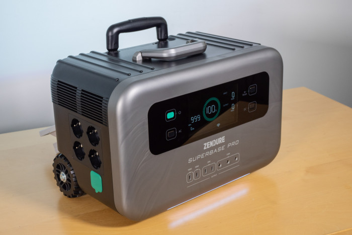 Die Superbase Pro hat Rollen und einen ausziehbaren Griff für den leichten Transport. (Bild: Nina Völkel/Golem.de)