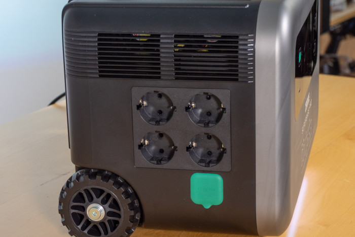 Die Wechselstromanschlüsse sind seitlich angebracht. (Bild: Nina Völkel/Golem.de)
