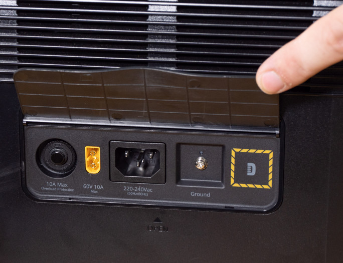 Auf der anderen Seite sind die verschiedenen Ladeanschlüsse eingebaut. (Bild: Nina Völkel/Golem.de)