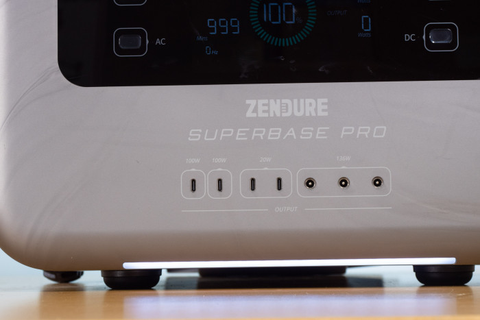 Auf der Vorderseite sind die verschiedenen Gleichstromanschlüsse untergebracht. (Bild: Nina Völkel/Golem.de)