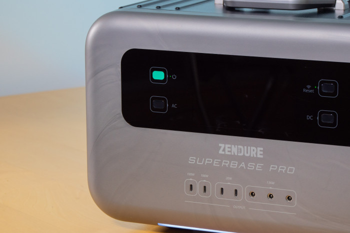 Das Metallgehäuse ist Zendure zufolge absichtlich marmoriert. (Bild: Nina Völkel/Golem.de)