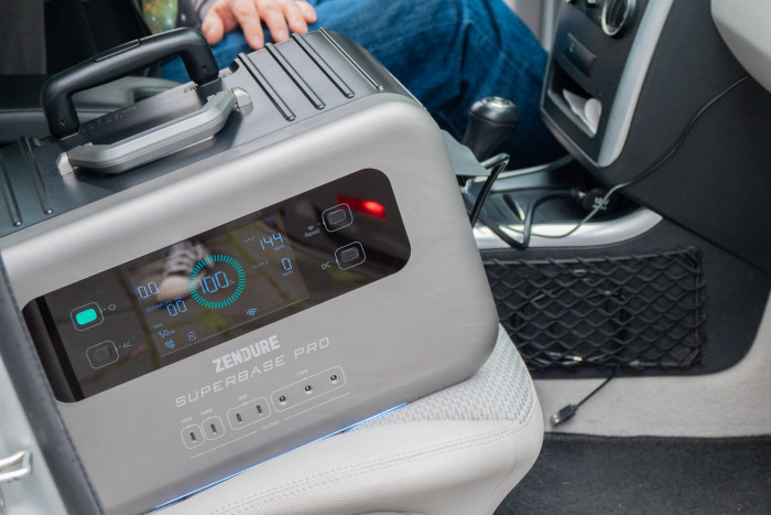 Sowohl die Superbase Pro als auch die AC300 lassen sich im Auto über den Zigarettenzünderanschluss laden. (Bild: Nina Völkel/Golem.de)