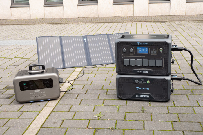 Die Superbase Pro 2000 und die AC300/B300 nebeneinander, im Hintergrund ein Solarpanel von Anker (Bild: Nina Völkel/Golem.de)