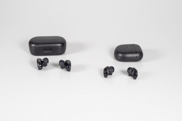 Links die Quiet Comfort Earbuds der ersten Generation, rechts die neuen Quiet Comfort Earbuds II - jeweils mit Ladeetui (Bild: Nina Völkel/Golem.de)