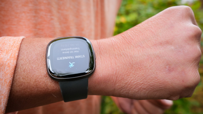 Die Fitbit Sense 2 trägt beim Laufen dank des Gewichts von rund 37 Gramm kaum auf. (Bild: P. Steinlechner/Golem.de)