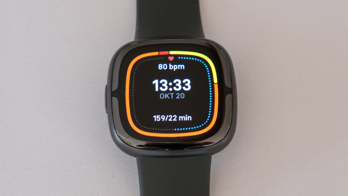 Eins von mehreren schicken Zifferblättern ... (Bild: P. Steinlechner/Golem.de)