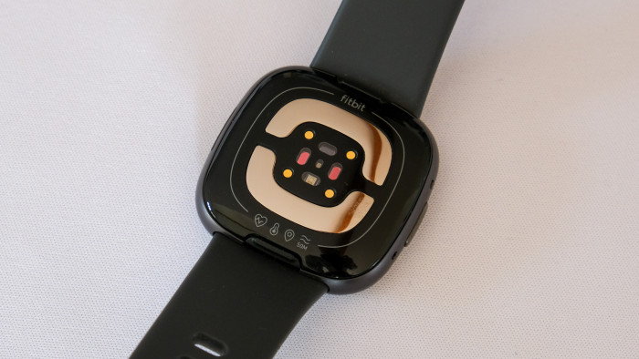 Auf der Rückseite befindet sich der optische Pulsmesser. (Bild: P. Steinlechner/Golem.de)