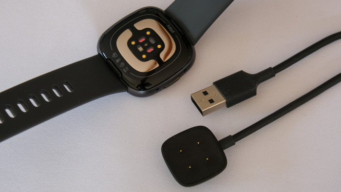 Das Ladeteil wird magnetisch an der Rückseite befestigt. (Bild: P. Steinlechner/Golem.de)