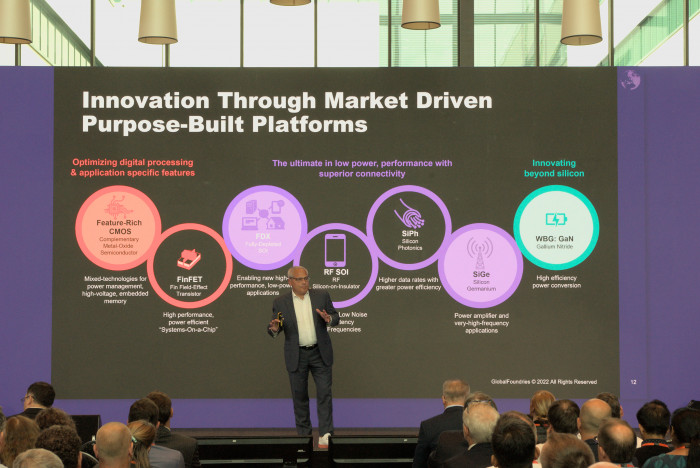 CEO Thomas Caulfield stellt das Produktportfolio von GF vor. (Bild: Johannes Hiltscher, Golem.de)