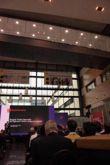 Über den Köpfen der Teilnehmer verlassen Techniker den Reinraum. (Bild: Johannes Hiltscher, Golem.de)