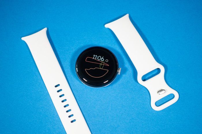 Die Pixel Watch hat ein Always-On-Display, das die Akkulaufzeit merklich verkürzt. (Bild: Tobias Költzsch/Golem.de)