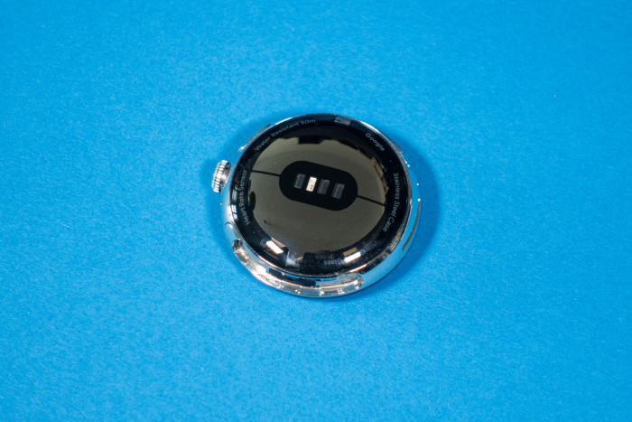 Auf der Rückseite sind verschiedene Sensoren verbaut. (Bild: Tobias Költzsch/Golem.de)