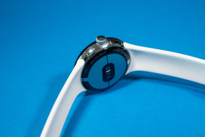 Das Gehäuse der Pixel Watch besteht aus Edelstahl und ist sehr gut verarbeitet. (Bild: Tobias Költzsch/Golem.de)