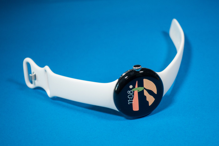 Das Display der Pixel Watch ist 1,2 Zoll groß und hat einen hier sehr gut erkennbaren breiten Rahmen. (Bild: Tobias Költzsch/Golem.de)