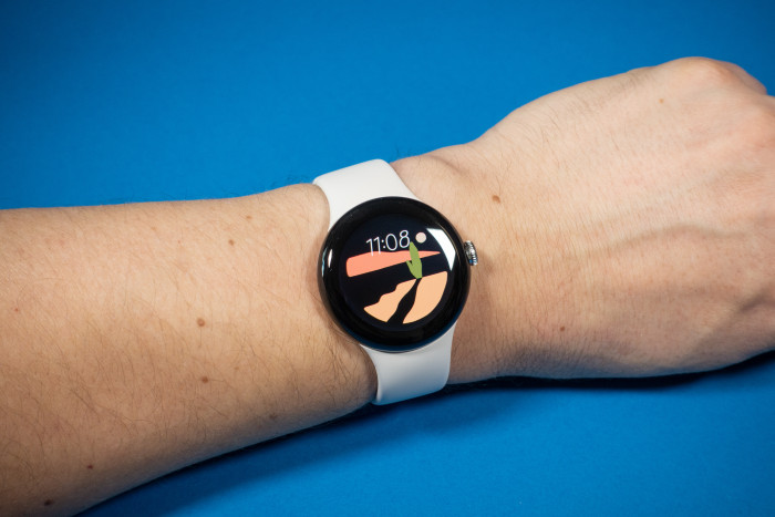 Mit 41 mm Durchmesser ist die Pixel Watch verhältnismäßig klein - eine größere Version gibt es nicht. (Bild: Tobias Költzsch/Golem.de)